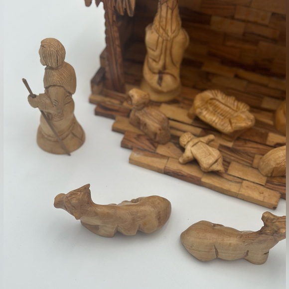 Large Handmade / Handcarved Olive Wood Primitive Nativity Scene - Picture 6 of 14